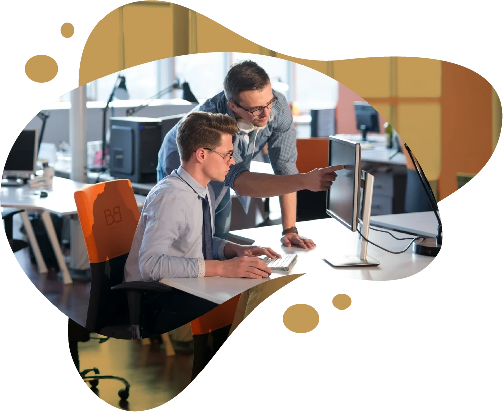 BBQuality Dwójka pracowników omawia projekt w biurze